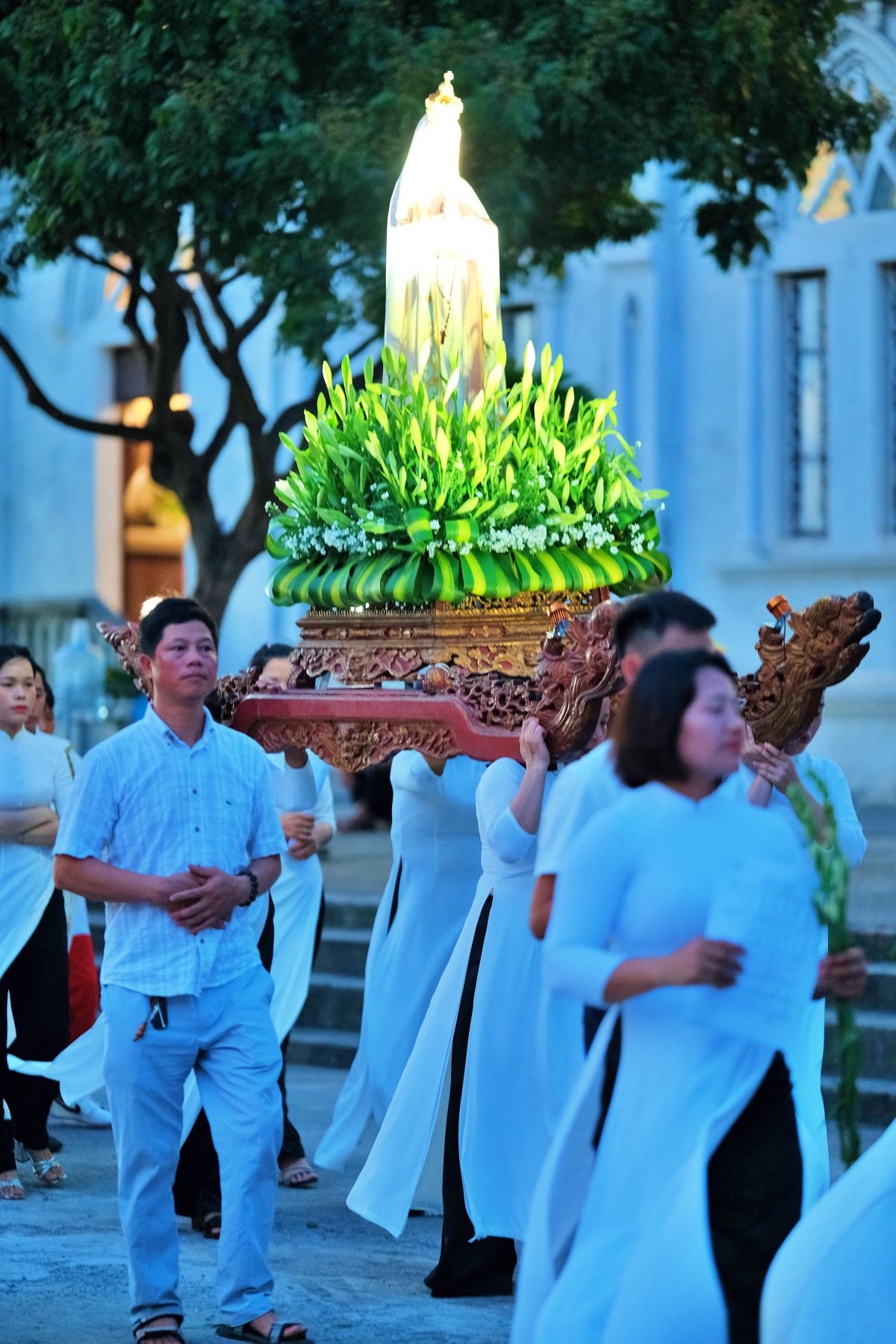 Dâng Hoa Kính Mẹ: Lời Tri Ân Sâu Lắng và Cam Kết Sống Đạo Vững Bền Tại Giáo Xứ Gia Nghĩa
