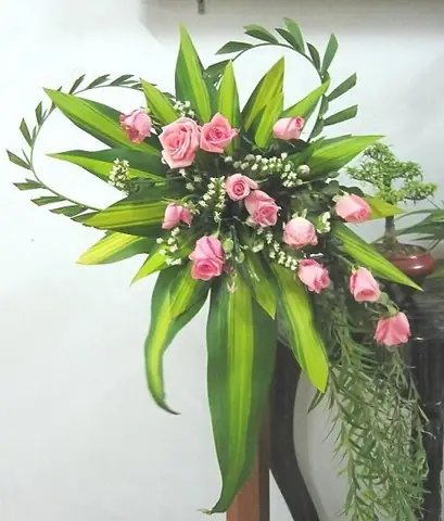 Cắm Hoa Nhà Thờ Đơn Giản