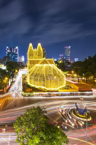 Giờ Lễ Giáng Sinh Nhà Thờ Đức Bà