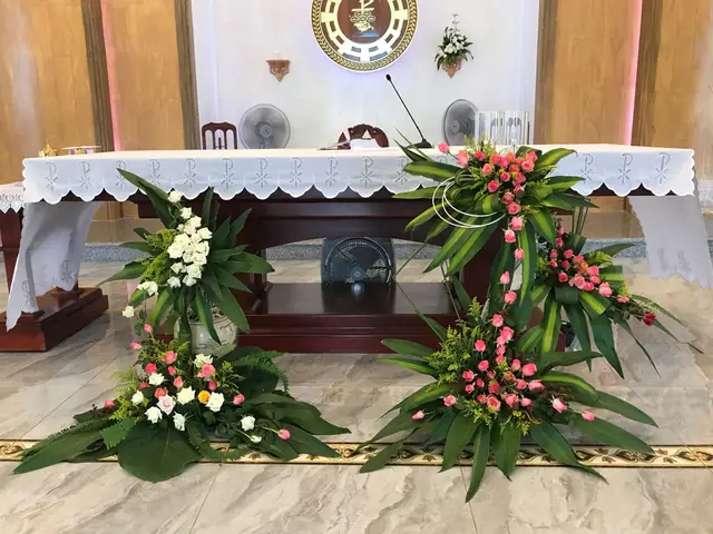 Mẫu Cắm Hoa Nhà Thờ