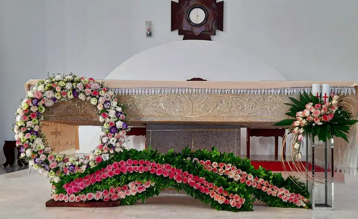 Mẫu Cắm Hoa Nhà Thờ