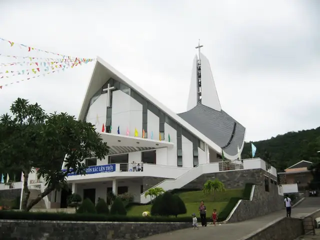 Nhà Thờ Bến Đá