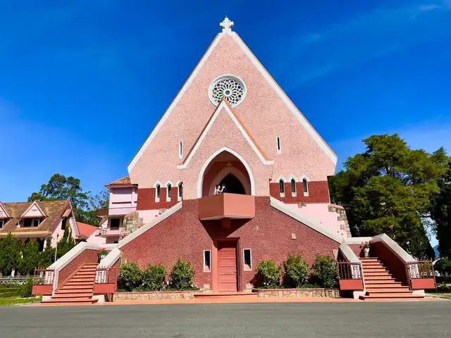 Nhà Thờ Domain