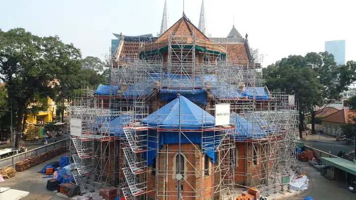 Nhà Thờ Đức Bà Đang Sửa Chữa