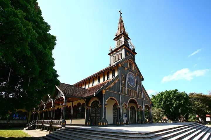 Nhà Thờ Gỗ Ở Kon Tum