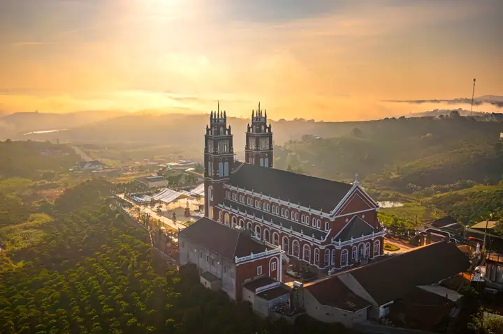 Nhà Thờ Nổi Tiếng Đà Lạt