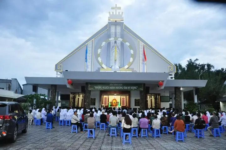 Nhà Thờ Nữ Vương Hòa Bình Nhà Thờ Nữ Vương Hòa Bình