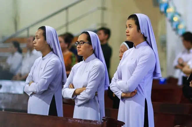 Sơ Trong Nhà Thờ Sơ Trong Nhà Thờ