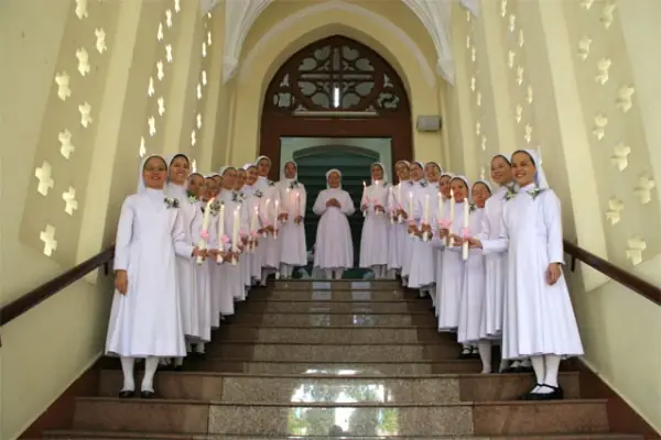 Sơ Trong Nhà Thờ Sơ Trong Nhà Thờ