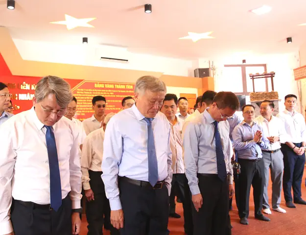 Thầy Tướng Số Vũ Hùng Thầy Tướng Số Vũ Hùng