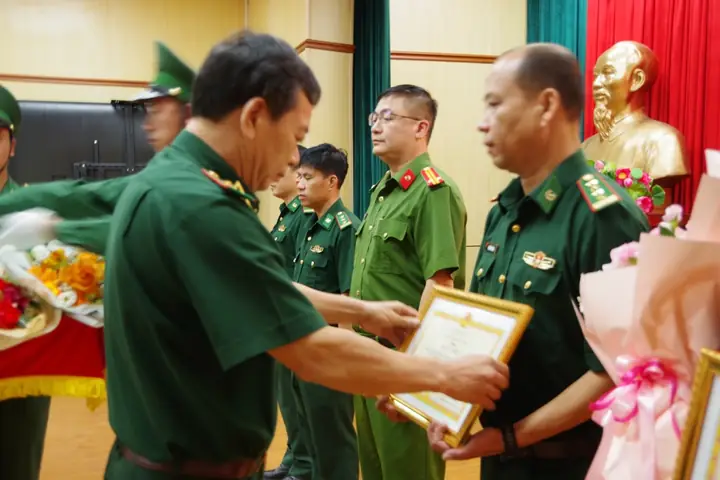 Tóc Quăn Tướng Số