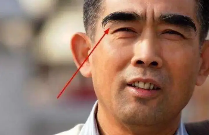 Tướng Lông Mày Mọc Dài