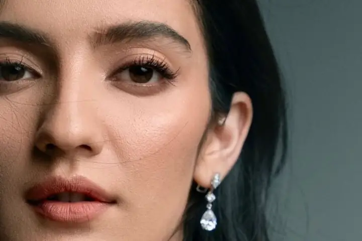 Tướng Lông Mày Nữ Cụp Xuống