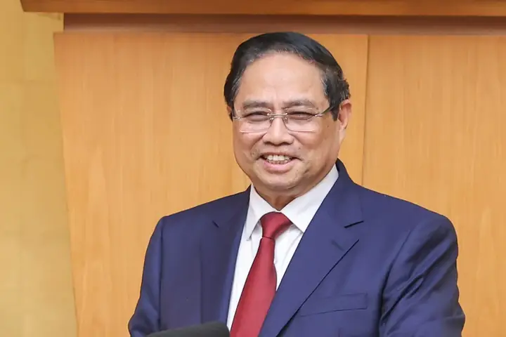 Tướng Lông Mày Quặt Ngược Lên Trán