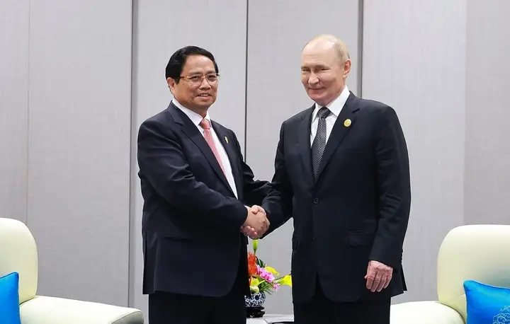 Tướng Mắt Có Chấm Son Đỏ Ở Lòng Trắng
