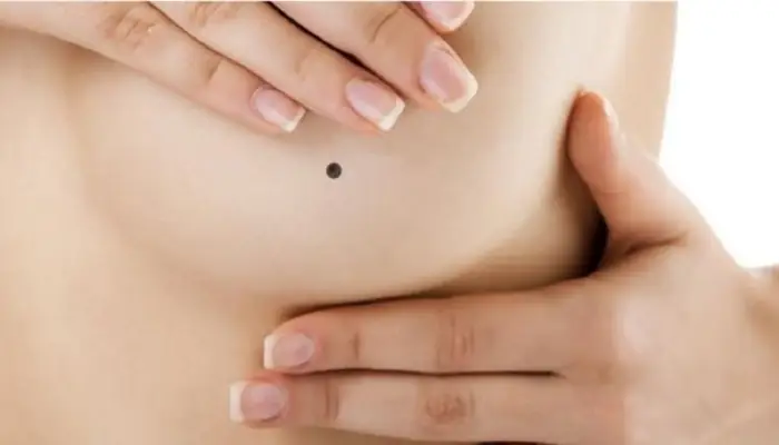 Tướng Số Nốt Ruồi Trên Ngực Nữ