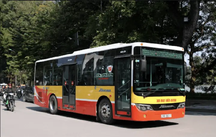 Xe Bus Đi Qua Nhà Thờ Lớn Hà Nội