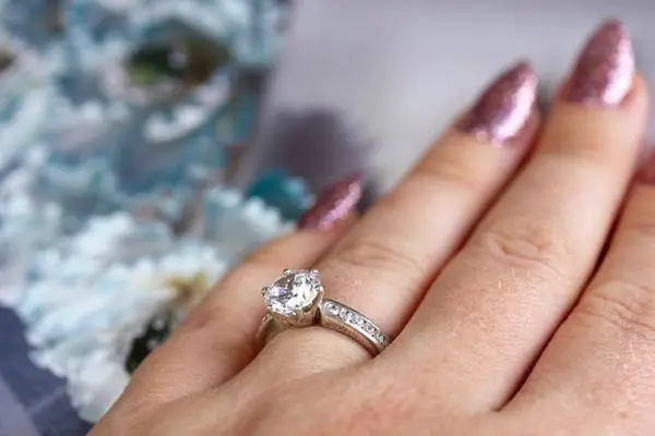 Giải Mã Giấc Mơ Thấy Được Tặng Nhẫn Kim Cương