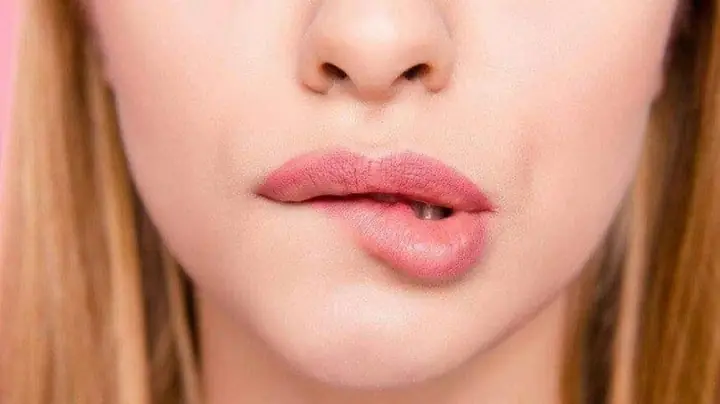 Giật Môi Dưới Là Điềm Gì