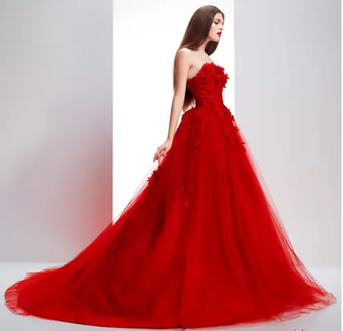 Mơ Thấy Mình Mặc Váy Cưới Màu Đỏ