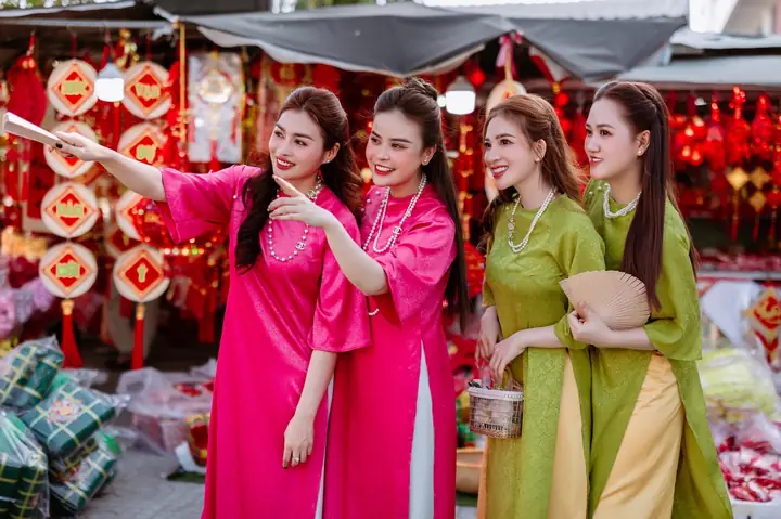 Mơ Thấy Người Khác Mặc Áo Dài Đỏ