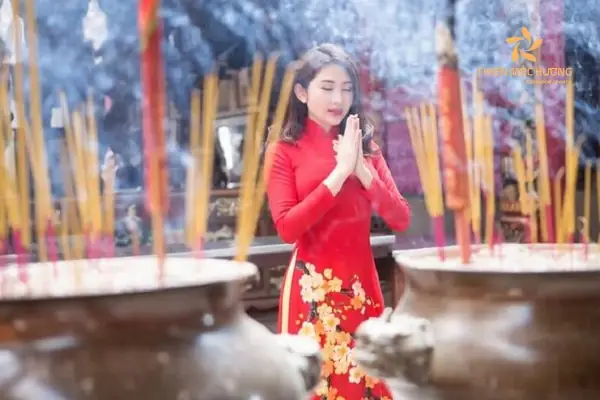 Mơ Thấy Thắp Nhang Bàn Thờ Nhà Người Khác