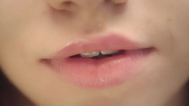 Môi Dưới Giật Là Điềm Gì