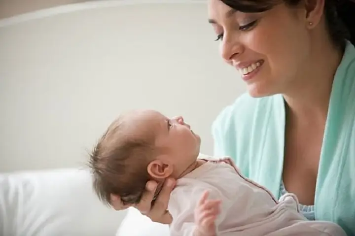 Nằm Mơ Thấy Cho Em Be Bú Đánh Con Gì