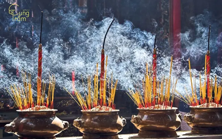 Nằm Mơ Thấy Đi Thắp Hương Cho Người Chết