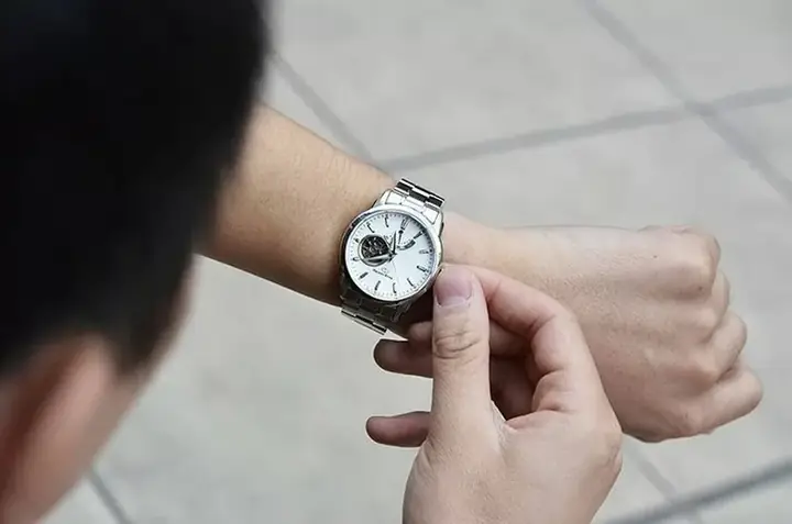 Nằm Mơ Thấy Đồng Hồ Đeo Tay Đánh Số May