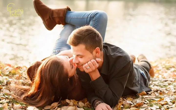 Nằm Mơ Thấy Mình Hôn Người Khác Giới