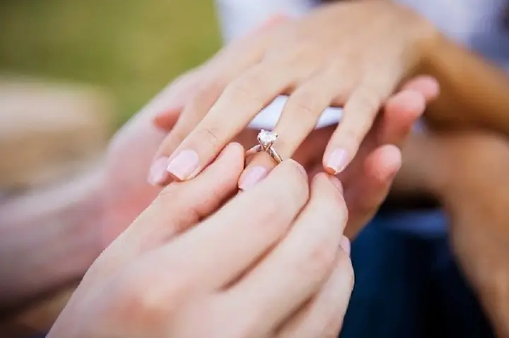 Nằm Mơ Thấy Người Lạ Cầu Hôn Mình