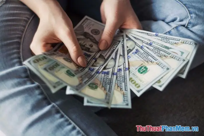 Nằm Mơ Thấy Người Phụ Nữ Đưa Tiền Cho Mình