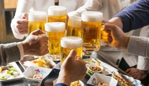 Nằm Mơ Thấy Uống Bia Đánh Con Gì