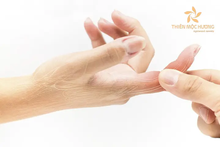 Ngón Tay Trỏ Bị Giật Là Điềm Gì