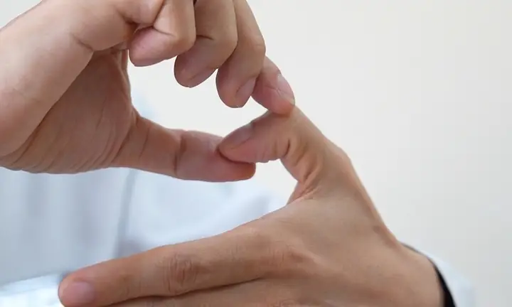 Ngón Tay Trỏ Bị Giật Là Điềm Gì