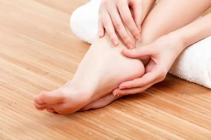 Ngứa Gót Chân Phải Là Điềm Gì