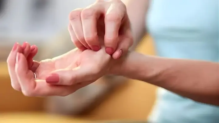 Ngứa Lòng Bàn Tay Trái Nam Là Điềm Gì