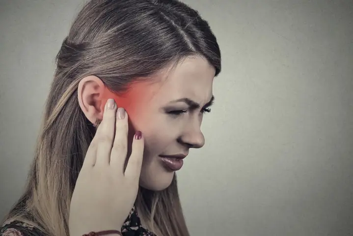 Nóng Tai Trái Ở Nữ Điềm Báo Gì