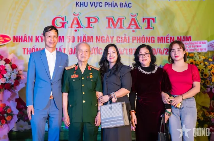 Phụ Nữ Tướng Đi Như Rắn