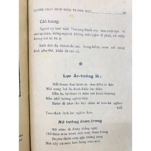 Phụ Nữ Tướng Đi Như Rắn