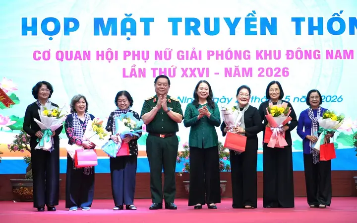 Tướng Giọng Nói Phụ Nữ Như Khóc