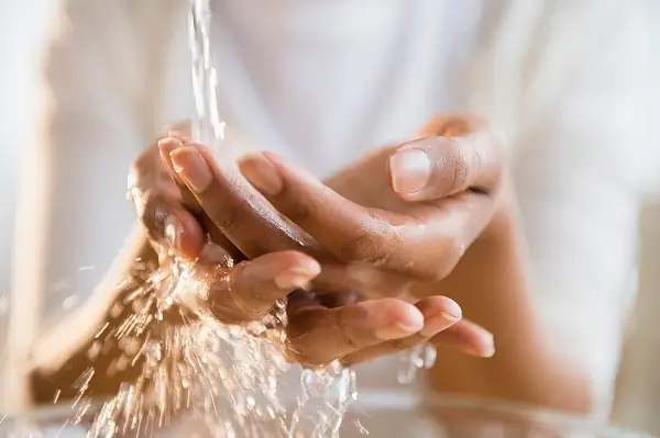 Tướng Phụ Nữ Có Bàn Tay Trắng Hơn Da Mặt