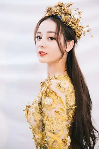 Tướng Phụ Nữ Đào Hoa, Đa Tình