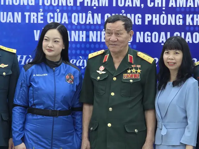 Tướng Phụ Nữ Đầu To