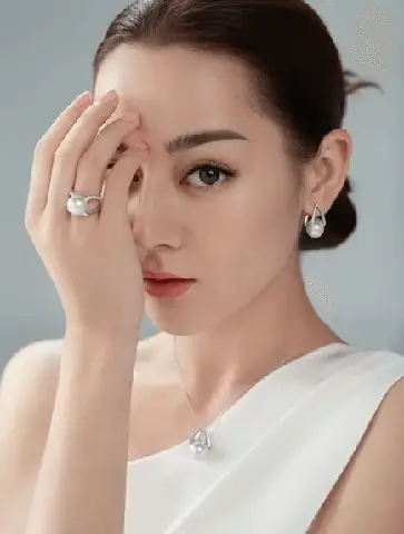 Tướng Tay Trắng Hơn Mặt